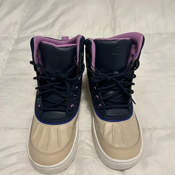 Nike ACG Beige and Navy Boots with Purple Accents - Picture 1 of 6